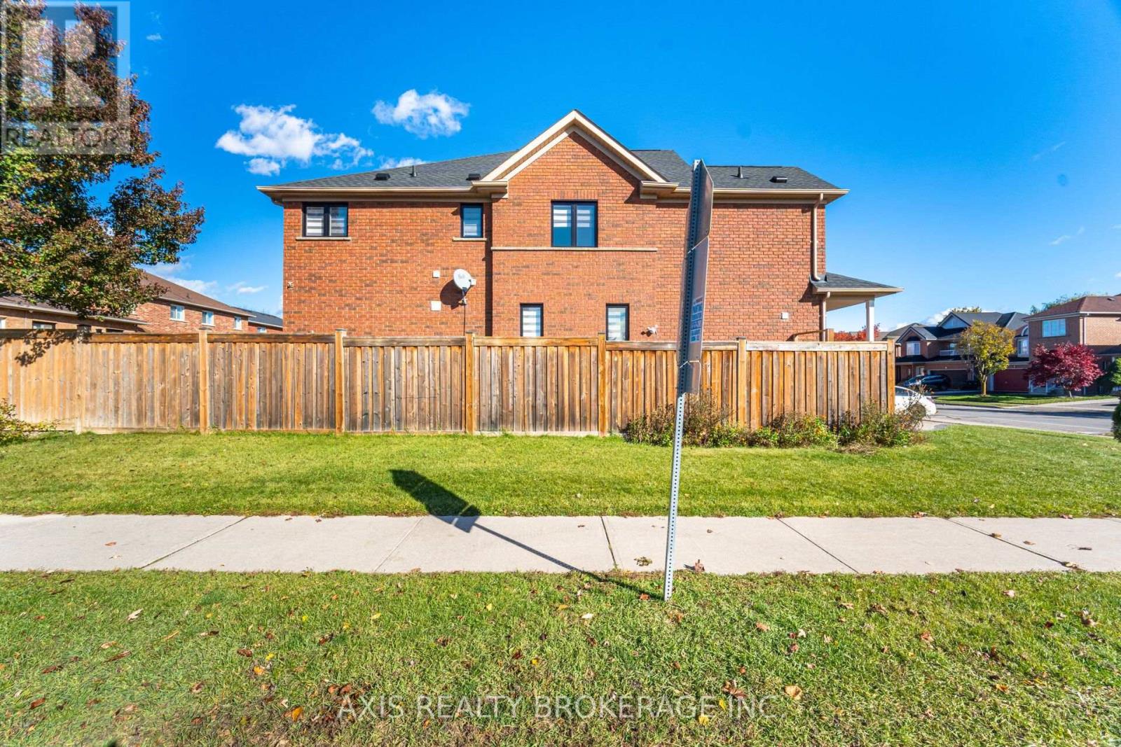 2 Queen Mary Drive, Brampton, Ontario  L7A 1X6 - Photo 3 - W13884986
