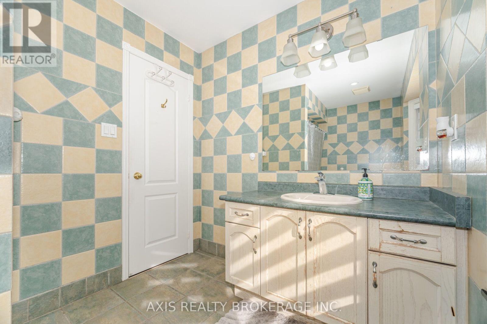 2 Queen Mary Drive, Brampton, Ontario  L7A 1X6 - Photo 41 - W13884986