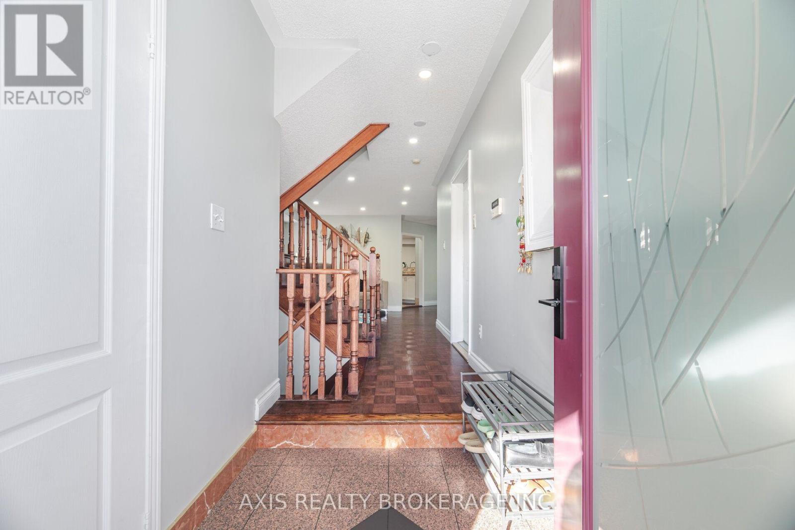 2 Queen Mary Drive, Brampton, Ontario  L7A 1X6 - Photo 6 - W13884986