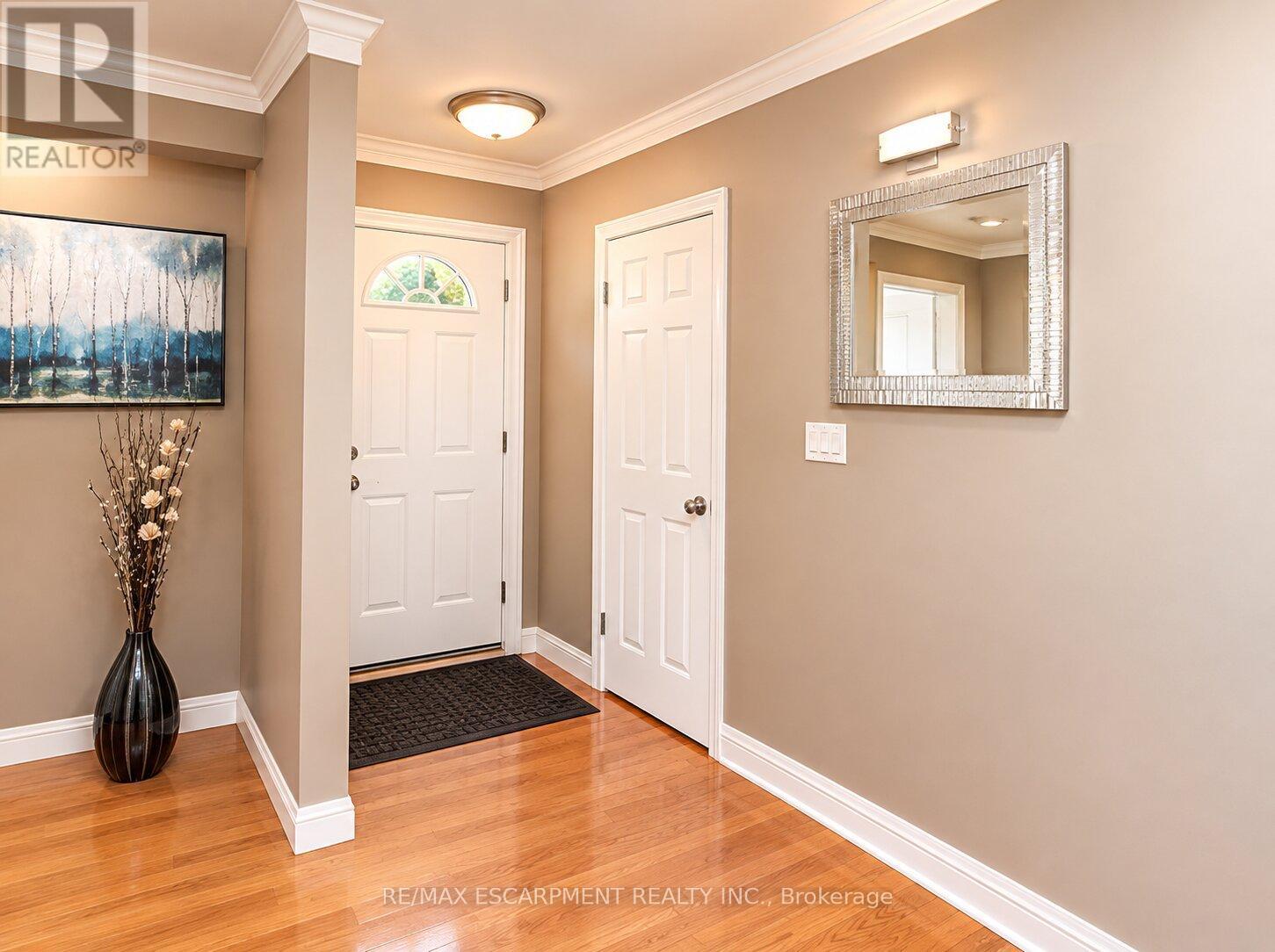 23 Woodsview Avenue W, Grimsby, Ontario  L3M 3S7 - Photo 3 - X13852082