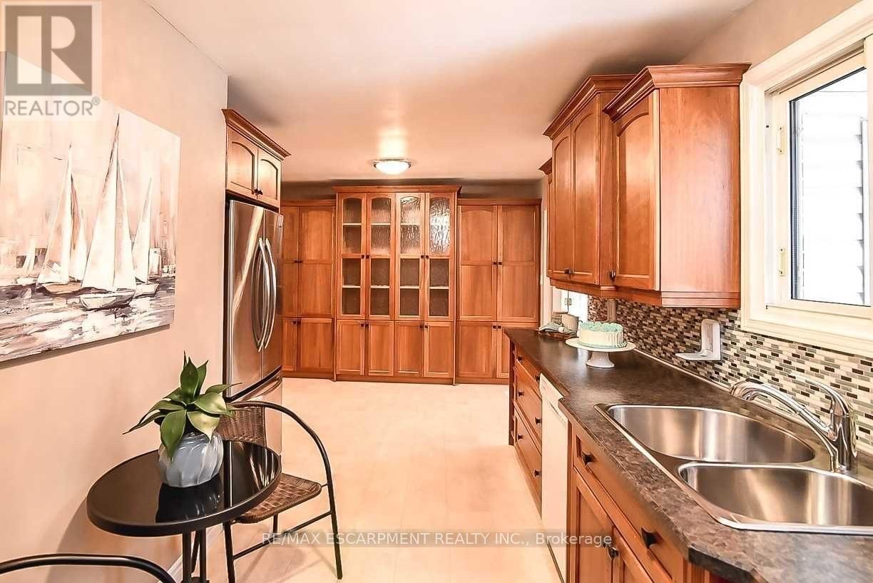 23 Woodsview Avenue W, Grimsby, Ontario  L3M 3S7 - Photo 7 - X13852082