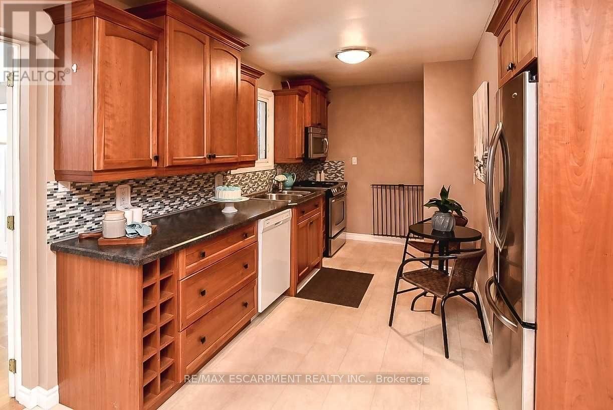 23 Woodsview Avenue W, Grimsby, Ontario  L3M 3S7 - Photo 8 - X13852082