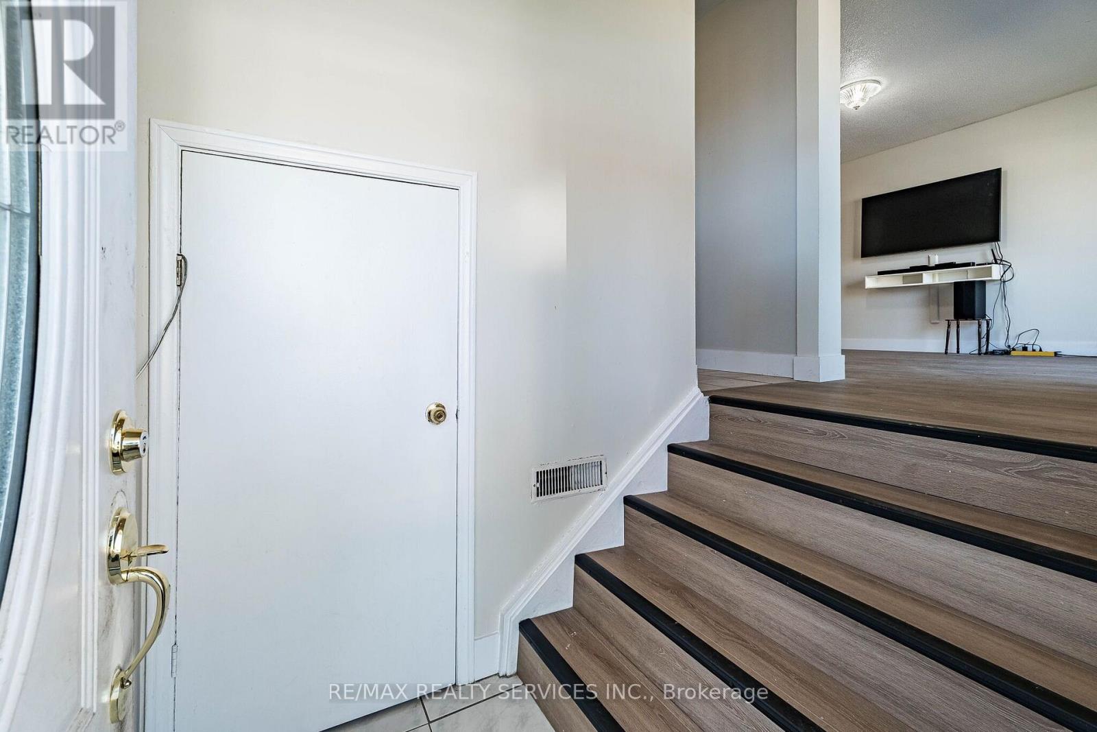 112 Bruce Beer Drive, Brampton, Ontario  L6V 2W9 - Photo 5 - W13882576