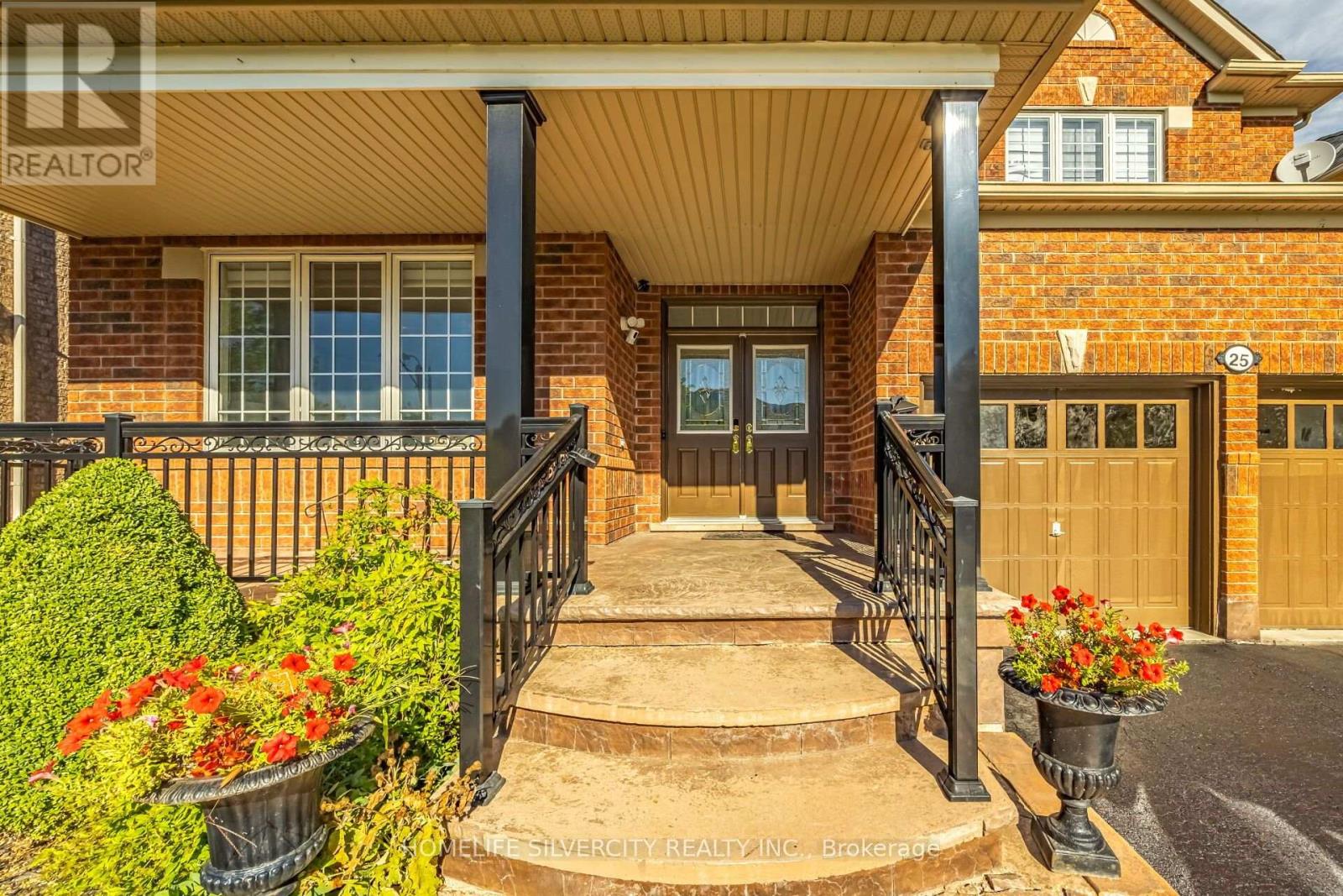 25 Van Hoof Crescent, Brampton, Ontario  L6P 1S7 - Photo 5 - W13885078
