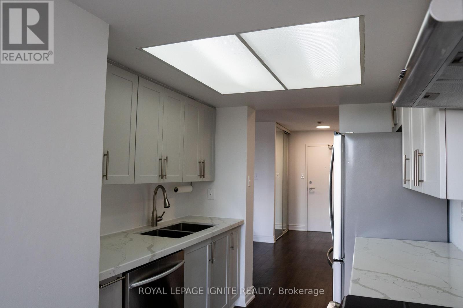 1010 - 5 Rowntree Road, Toronto, Ontario  M9V 5G9 - Photo 4 - W13884956