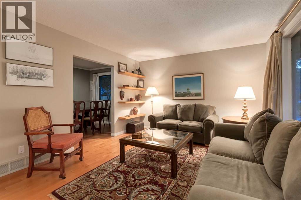 544 Brookmere Crescent SW, Calgary, Alberta  T2W 2R4 - Photo 11 - A2334460