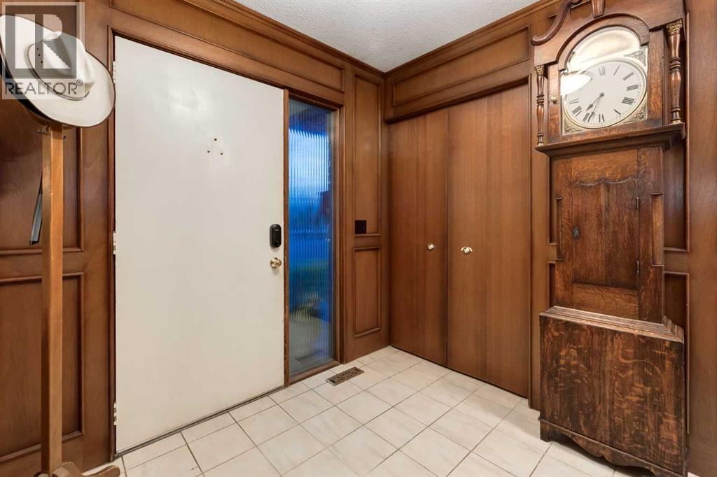 544 Brookmere Crescent SW, Calgary, Alberta  T2W 2R4 - Photo 7 - A2334460