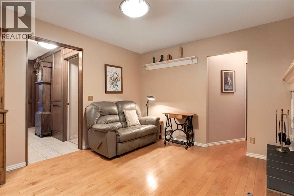 544 Brookmere Crescent SW, Calgary, Alberta  T2W 2R4 - Photo 19 - A2334460