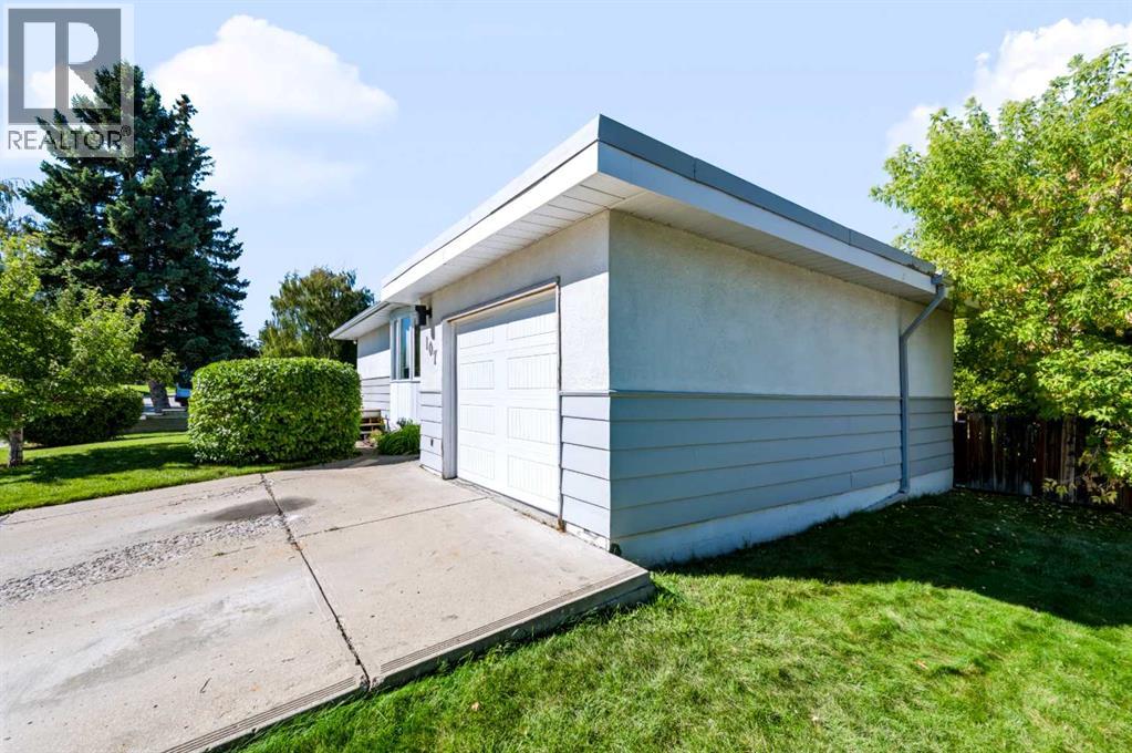 107 Hallbrook Drive SW, Calgary, Alberta  T2V 3H8 - Photo 6 - A2346389