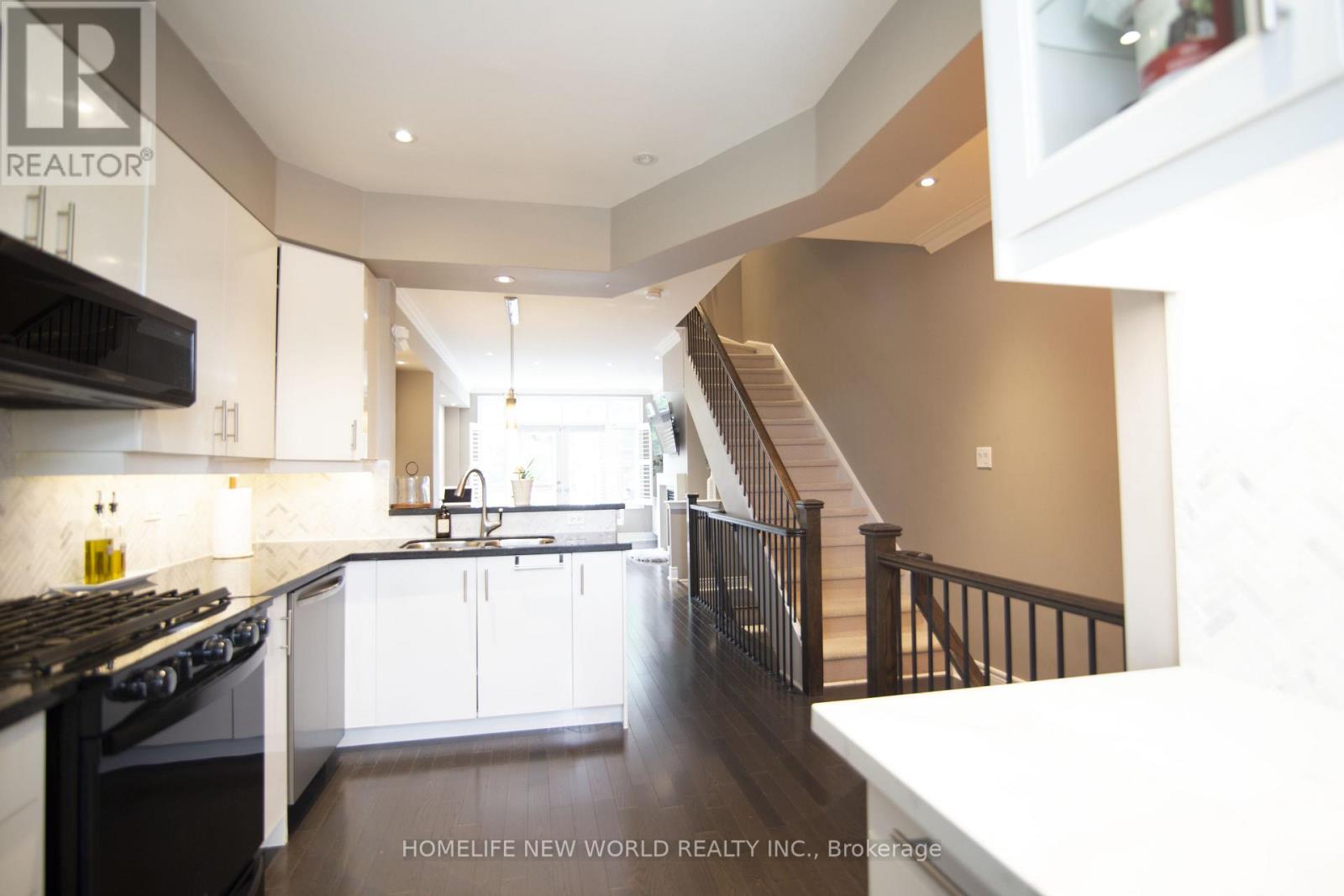 585a Oxford Street, Toronto, Ontario  M8Y 1E6 - Photo 3 - W13885268