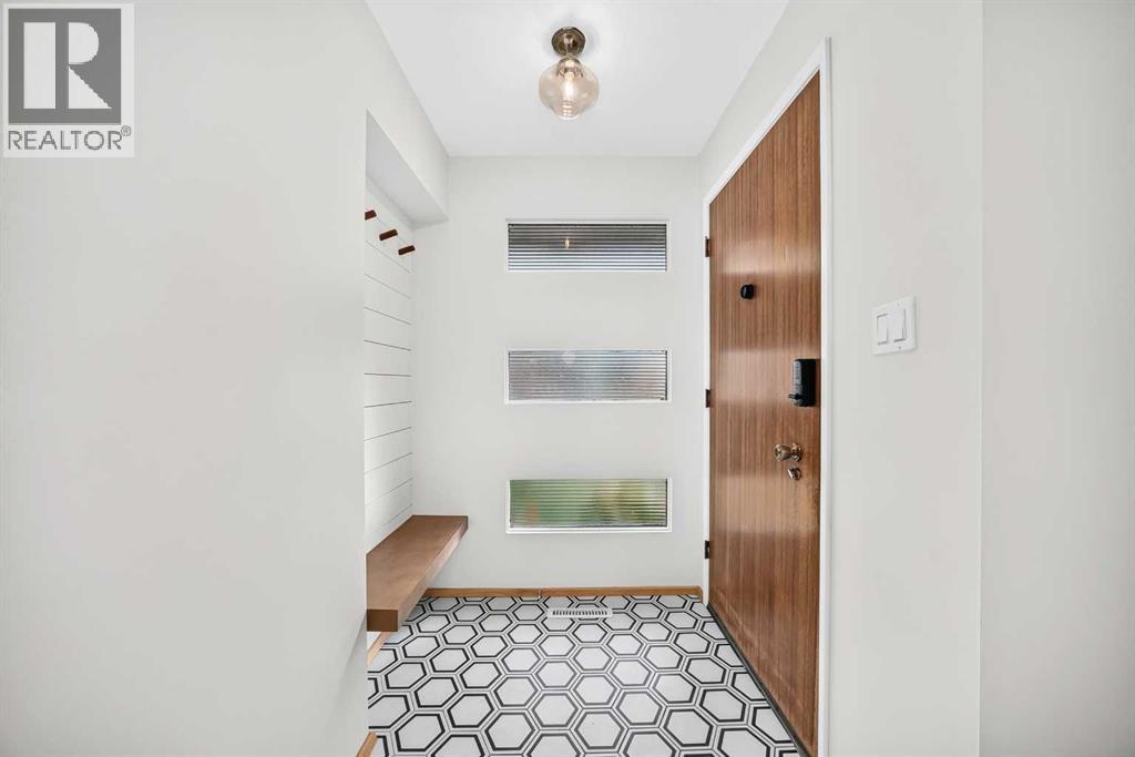 4919 Claret Street NW, Calgary, Alberta  T2L 1C2 - Photo 5 - A2351182