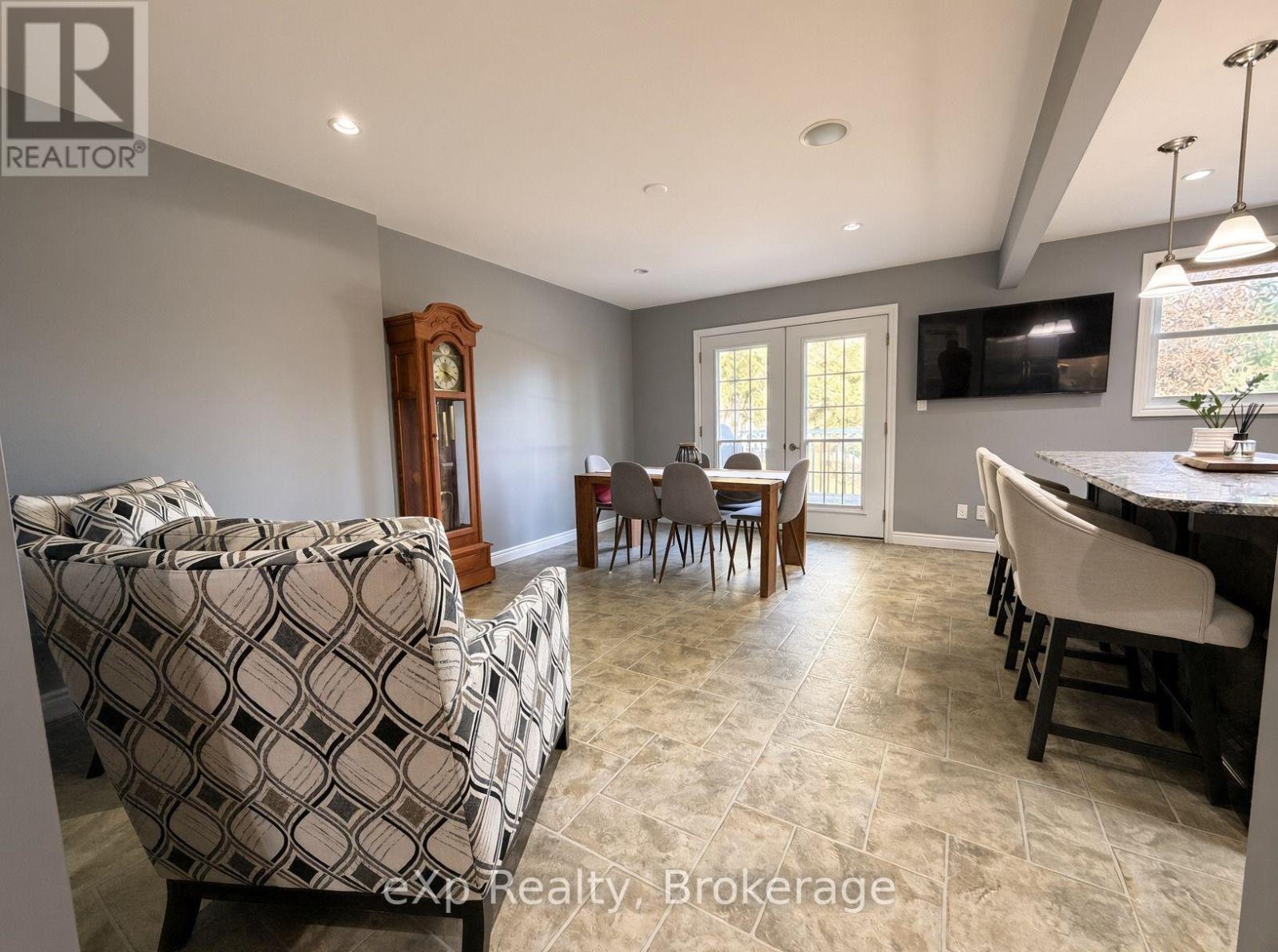 9 Charlotte Street, Brockton, Ontario  N0G 2V0 - Photo 7 - X13885380