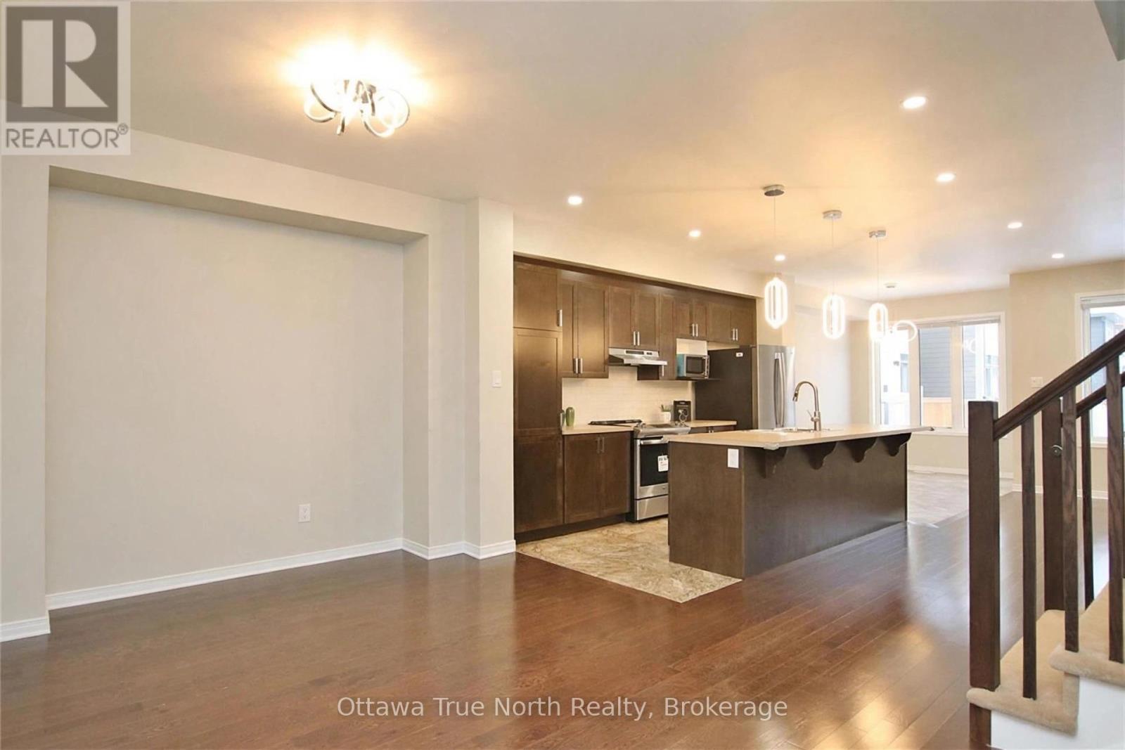 647 Gabriola Way, Ottawa, Ontario  K2T 0E2 - Photo 2 - X13885454