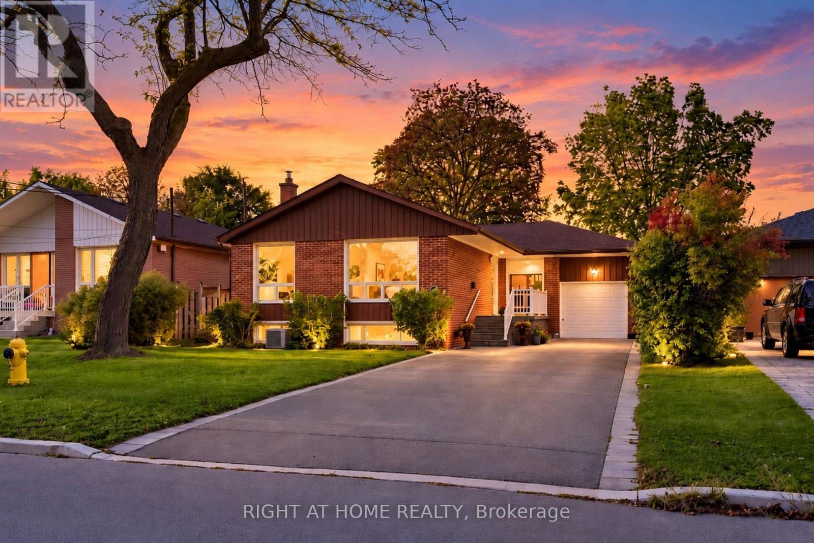 202 WATERLOO AVENUE, Toronto, Ontario