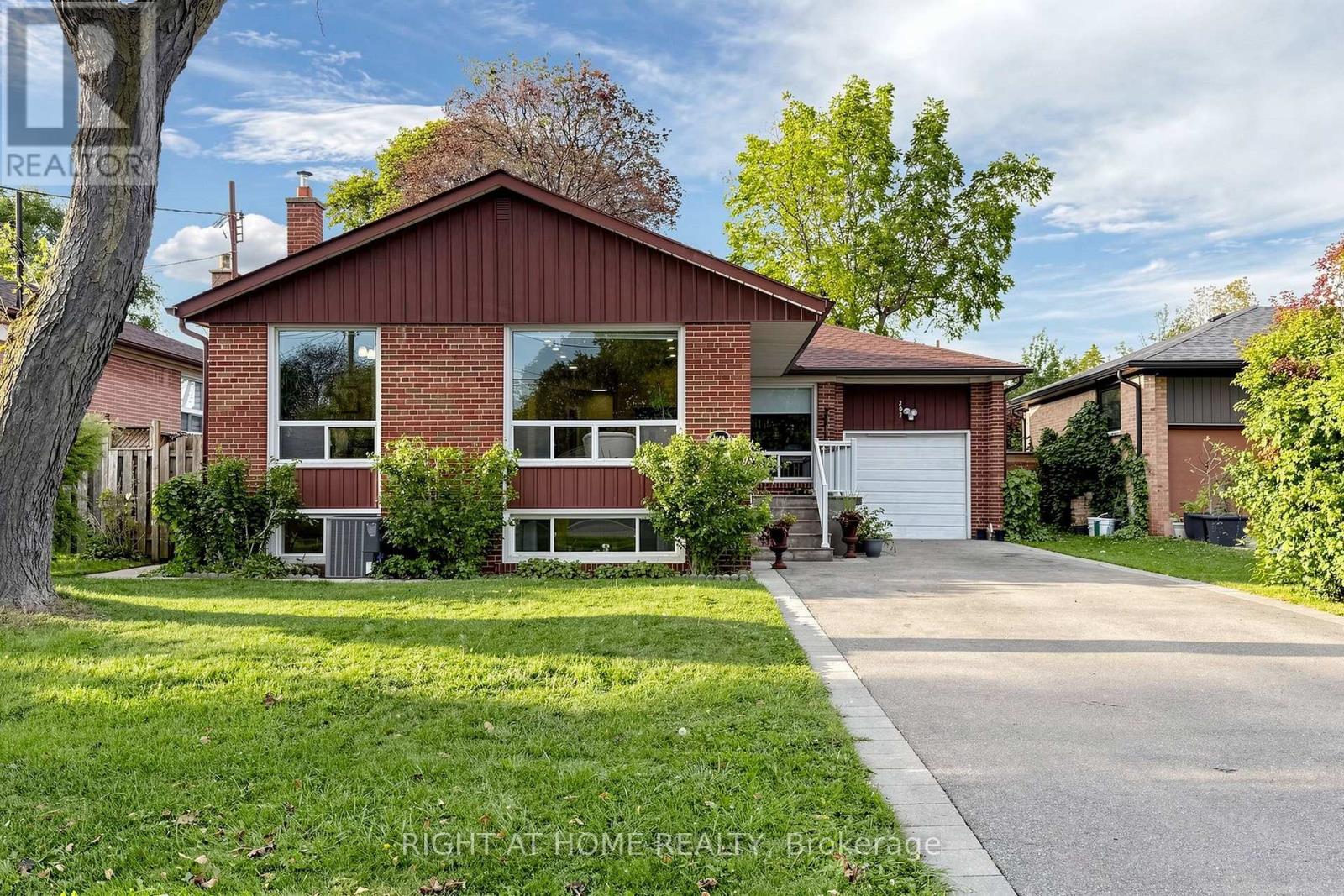 202 Waterloo Avenue, Toronto, Ontario  M3H 3Z2 - Photo 2 - C13885506