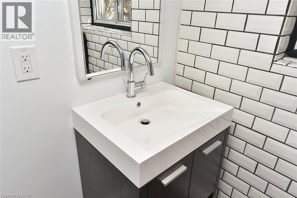 70 Kensington Avenue N, Hamilton, Ontario  L8L 7N9 - Photo 37 - 40869449