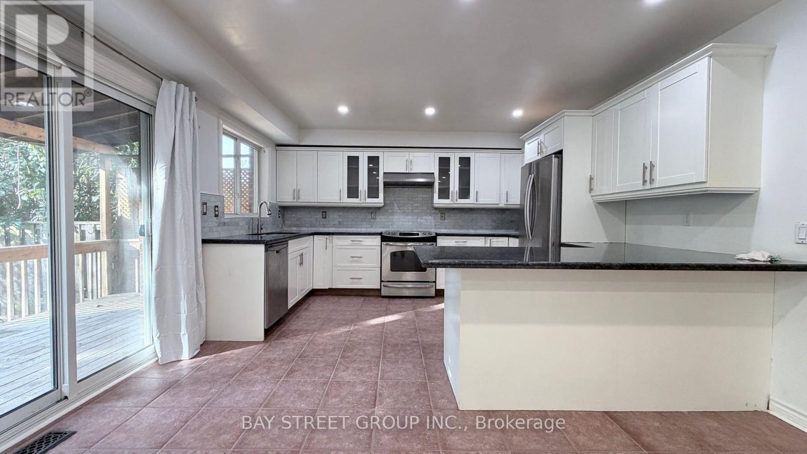 76 Sawmill Valley Drive, Newmarket, Ontario  L3X 2S3 - Photo 4 - N13885582
