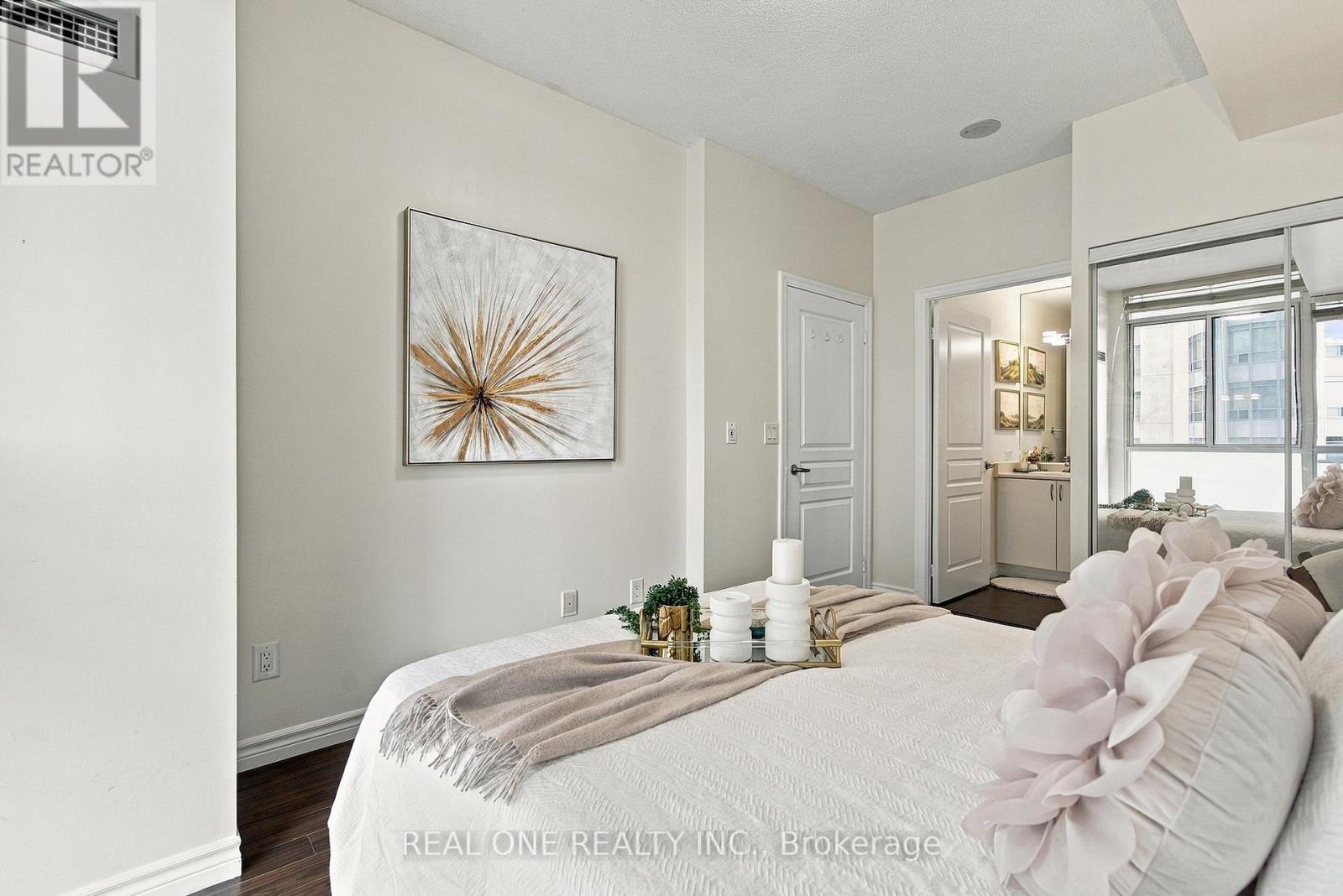 1611 - 225 Webb Drive, Mississauga, Ontario  L5B 4P2 - Photo 4 - W13885586