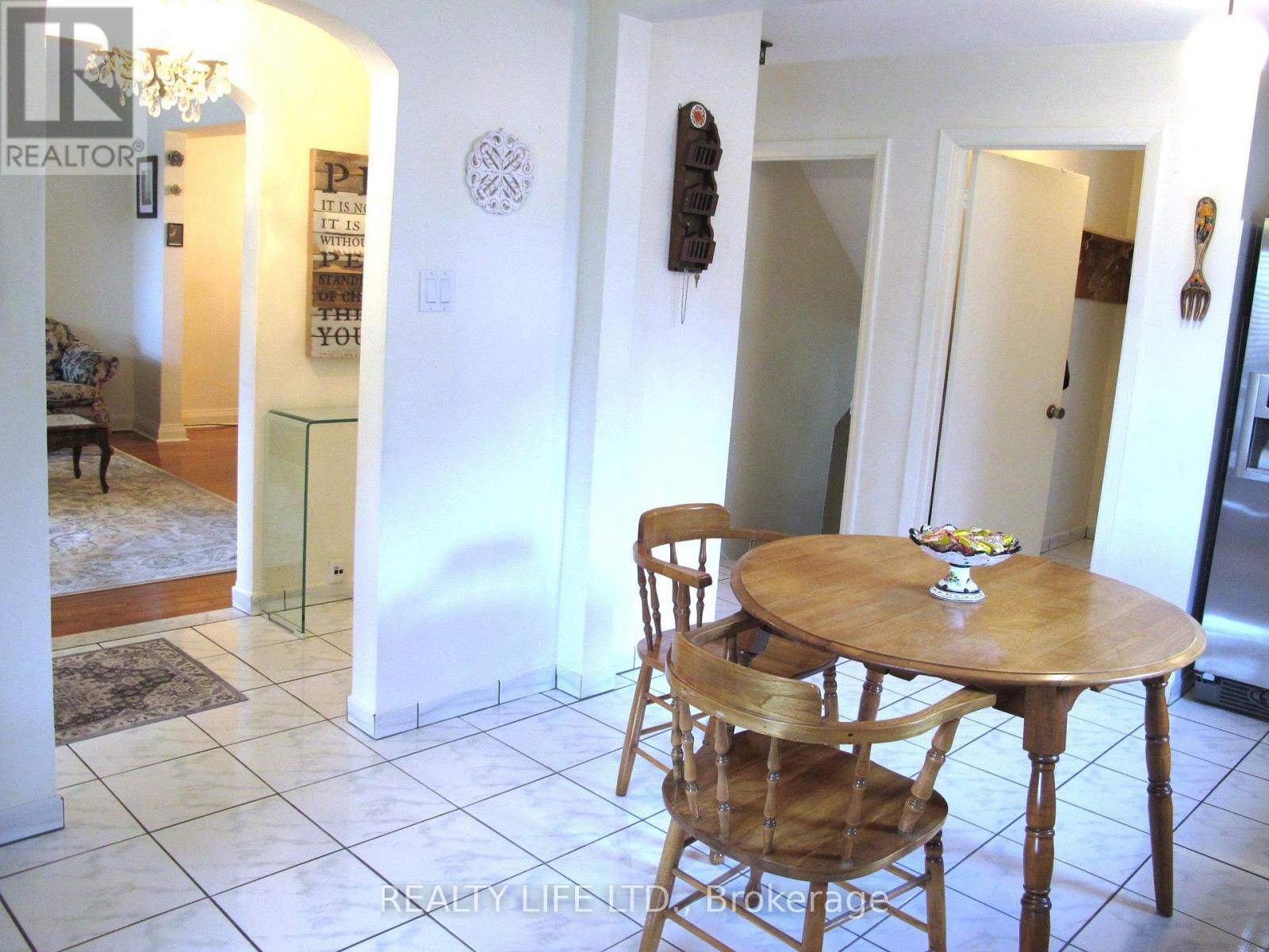 4 Rosalie Avenue, Toronto, Ontario  M3L 1C5 - Photo 11 - W13707564