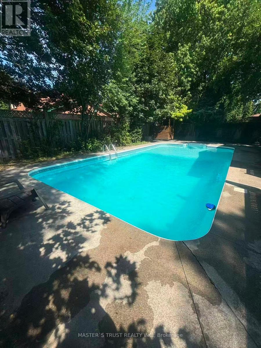 1585 Crombie Road, Mississauga, Ontario  L5J 4J1 - Photo 2 - W13885618