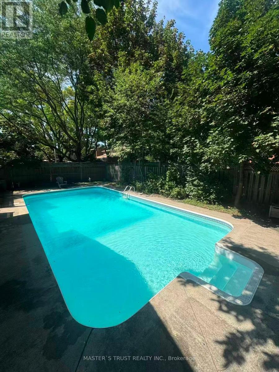 1585 Crombie Road, Mississauga, Ontario  L5J 4J1 - Photo 3 - W13885618