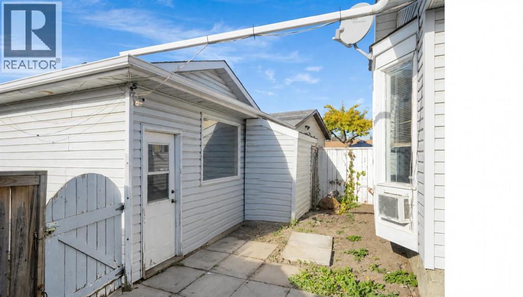 921 Erin Woods Drive Se, Calgary, Alberta  T2B 2X1 - Photo 28 - A2350628