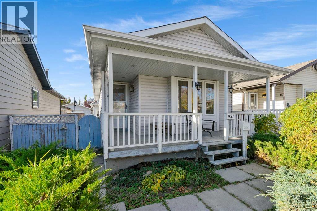 921 Erin Woods Drive Se, Calgary, Alberta  T2B 2X1 - Photo 2 - A2350628