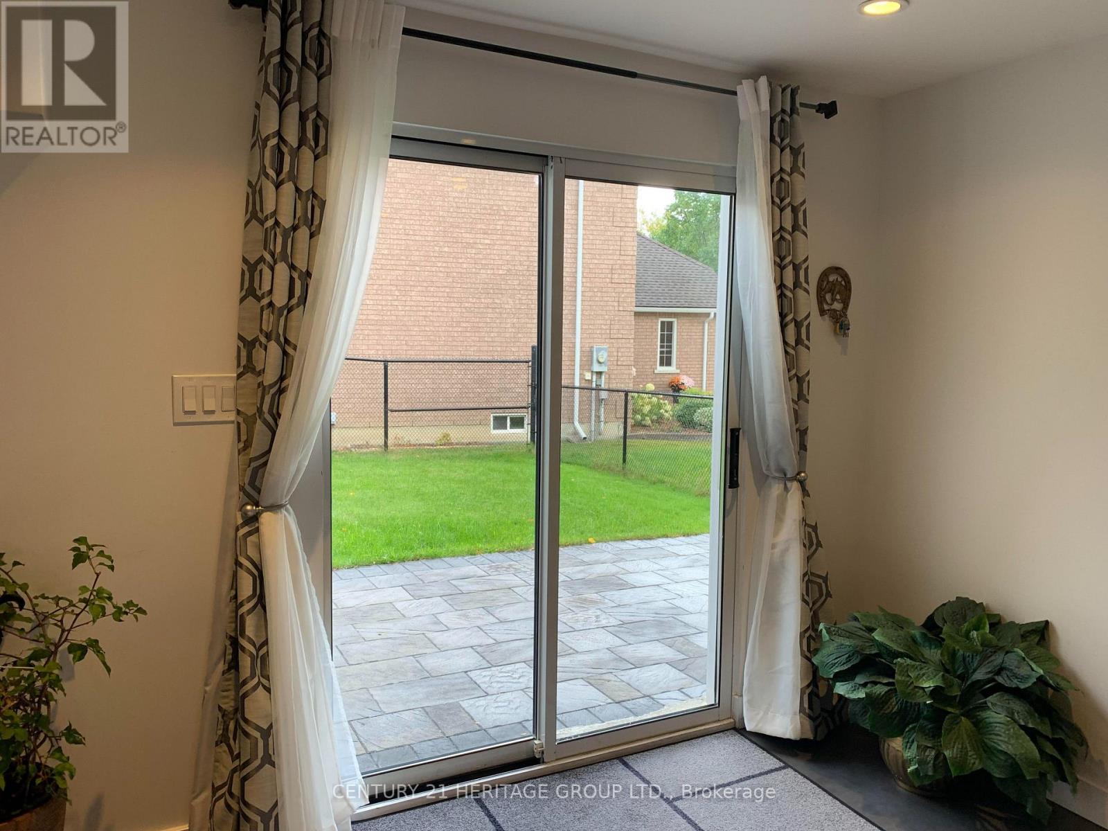 Walk-Out Basement - 337 Carruthers Avenue, Newmarket, Ontario  L3X 2B7 - Photo 5 - N13885686