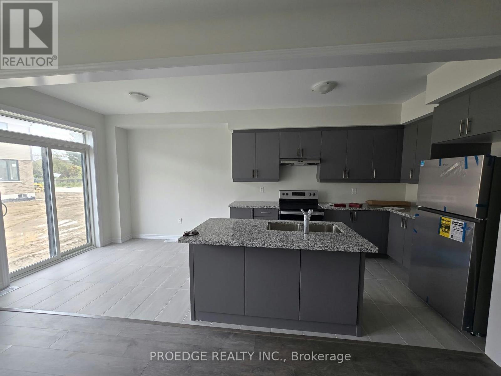 138 Periwinkle Crescent, Woodstock (Woodstock - North), Ontario  N4S 7W2 - Photo 5 - X13885694