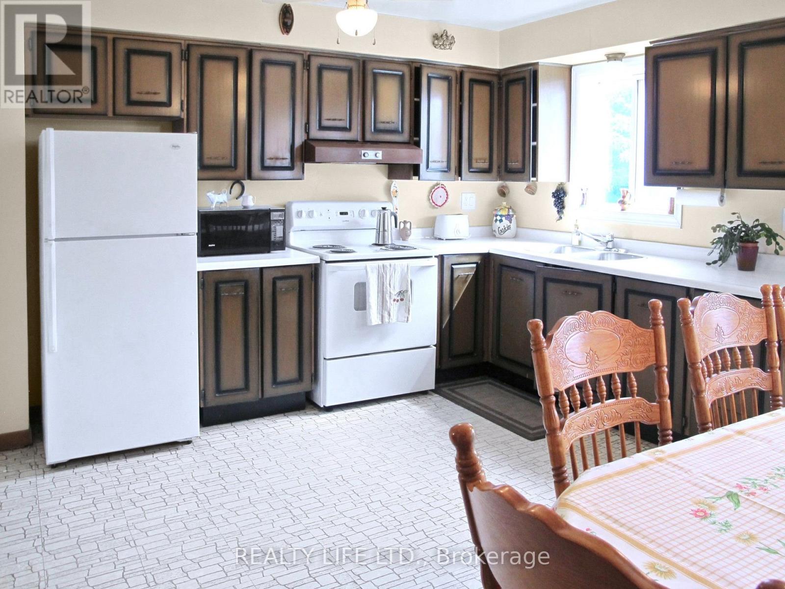 61 Cameron Avenue, Toronto, Ontario  M6M 1R1 - Photo 12 - W13442608
