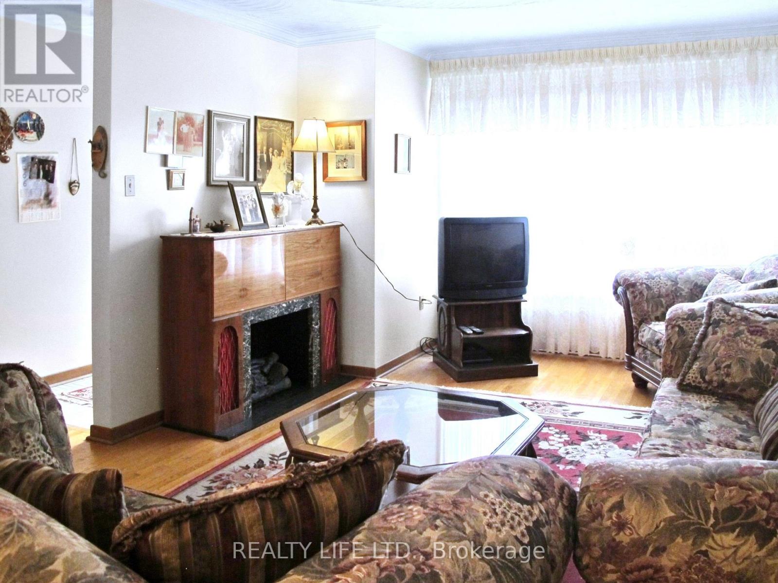 61 Cameron Avenue, Toronto, Ontario  M6M 1R1 - Photo 6 - W13442608