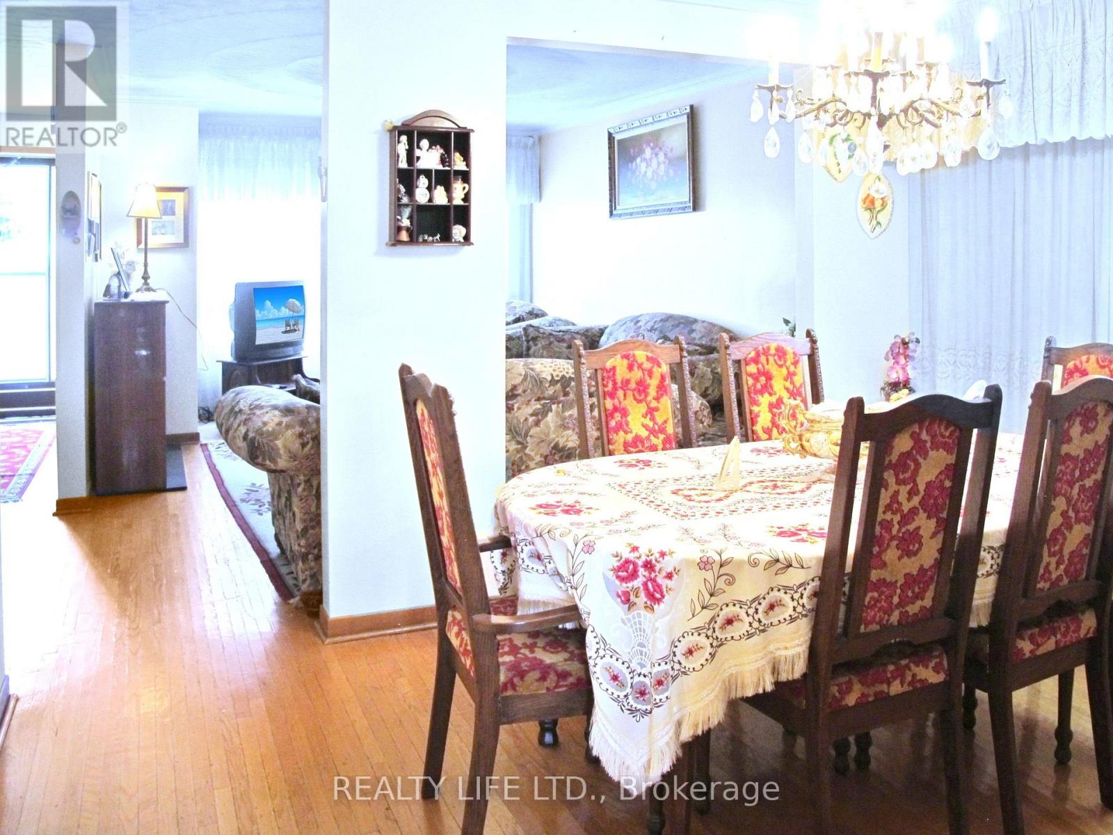 61 Cameron Avenue, Toronto, Ontario  M6M 1R1 - Photo 9 - W13442608