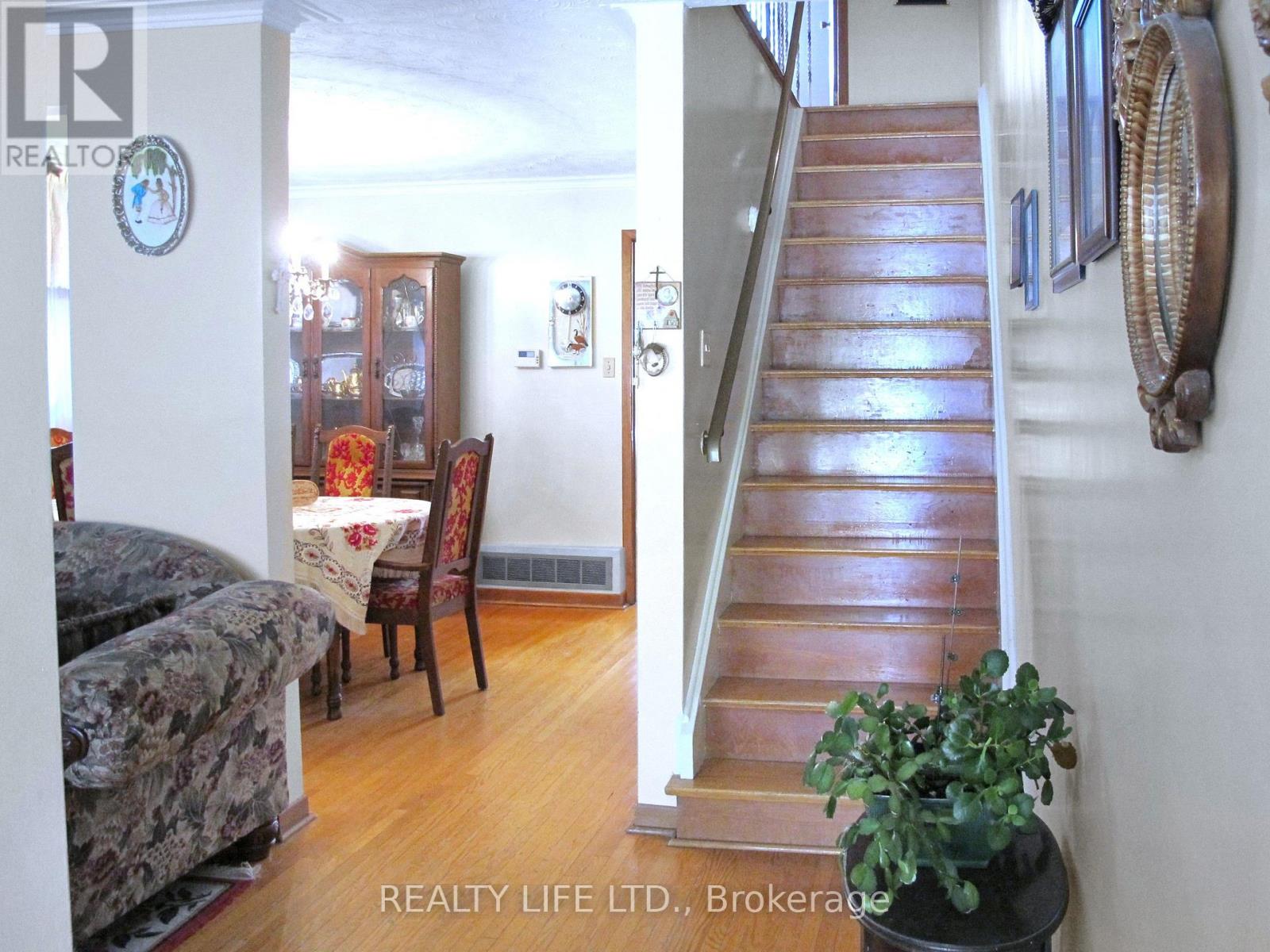 61 Cameron Avenue, Toronto, Ontario  M6M 1R1 - Photo 5 - W13442608