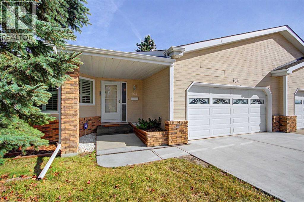164 Strathaven Circle SW, Calgary, Alberta