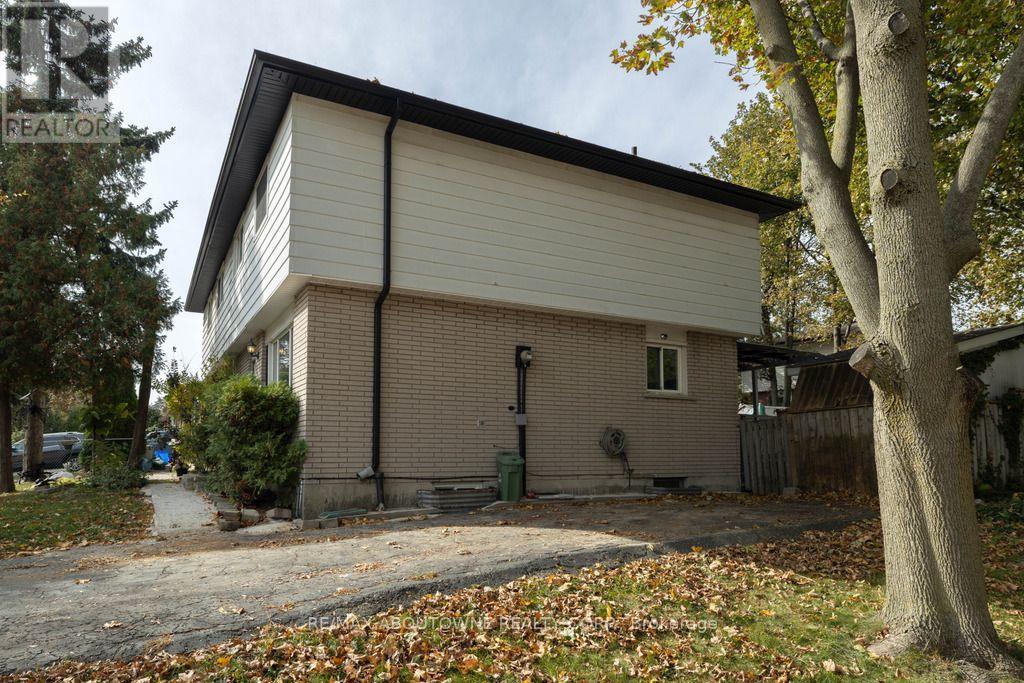4 Glamis Court, Hamilton, Ontario  L9C 6B3 - Photo 3 - X13885824