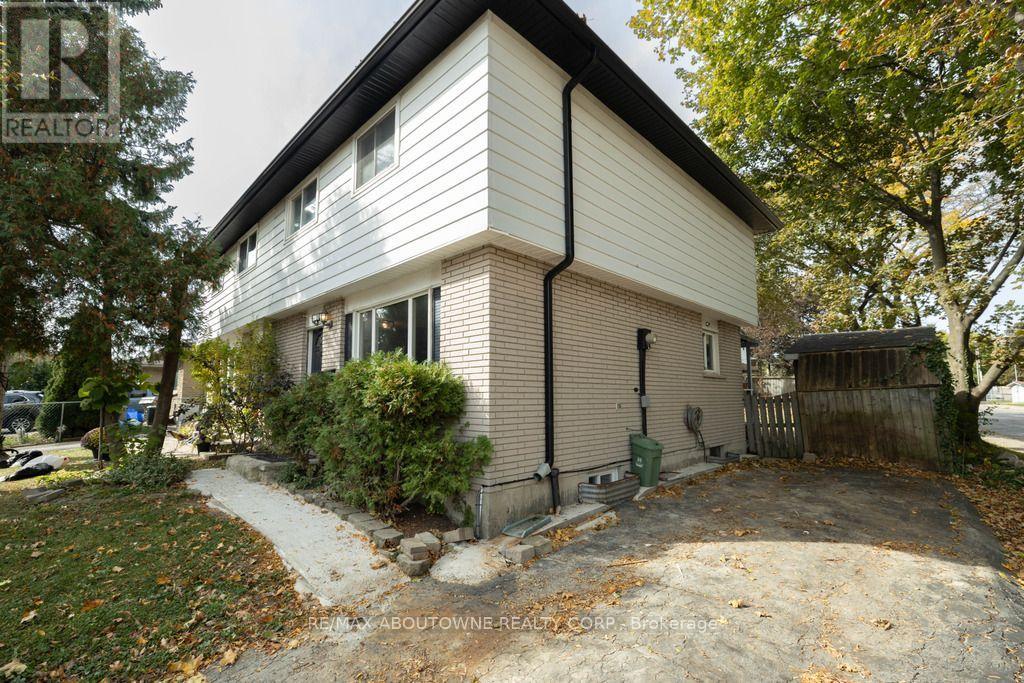4 Glamis Court, Hamilton, Ontario  L9C 6B3 - Photo 5 - X13885824