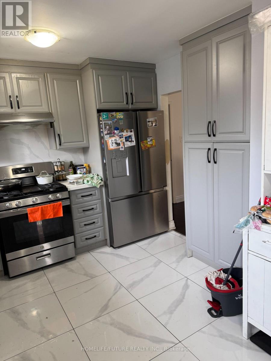 Main - 7147 Harwick Drive, Mississauga, Ontario  L4T 3A5 - Photo 3 - W13883842