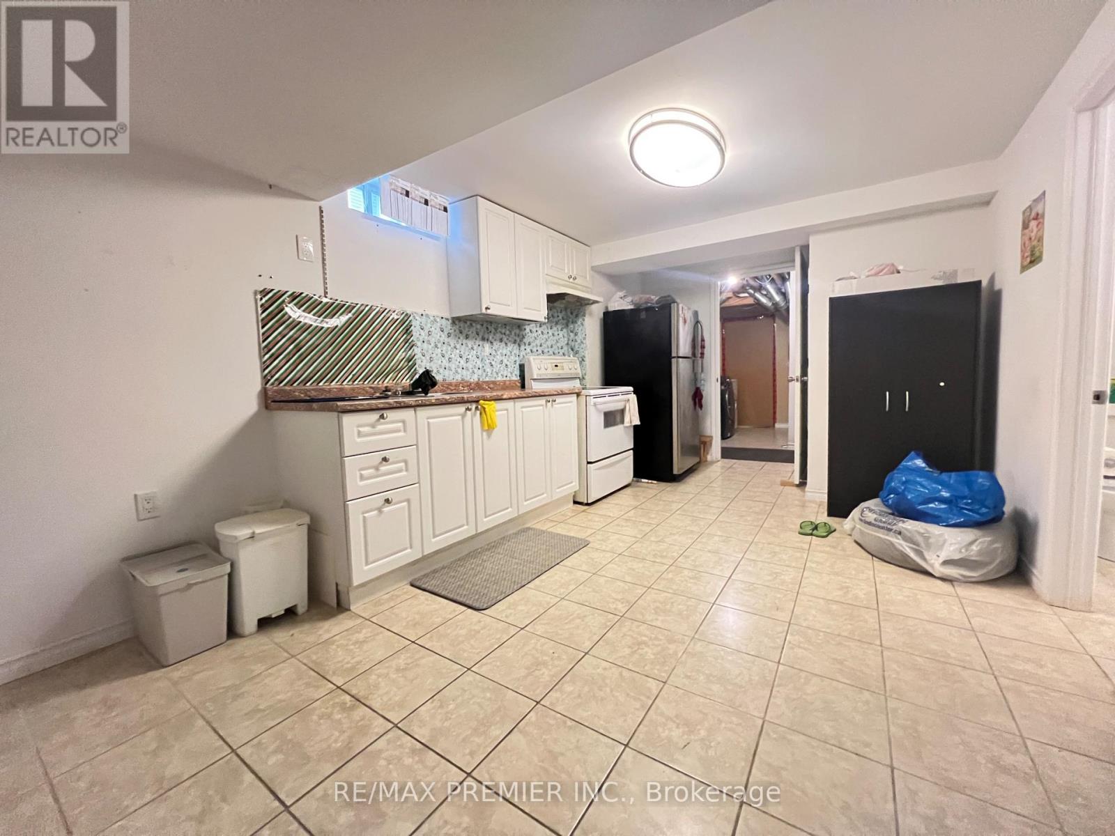 371 Krotone Crescent, Mississauga, Ontario  L5W 1T7 - Photo 5 - W13867016