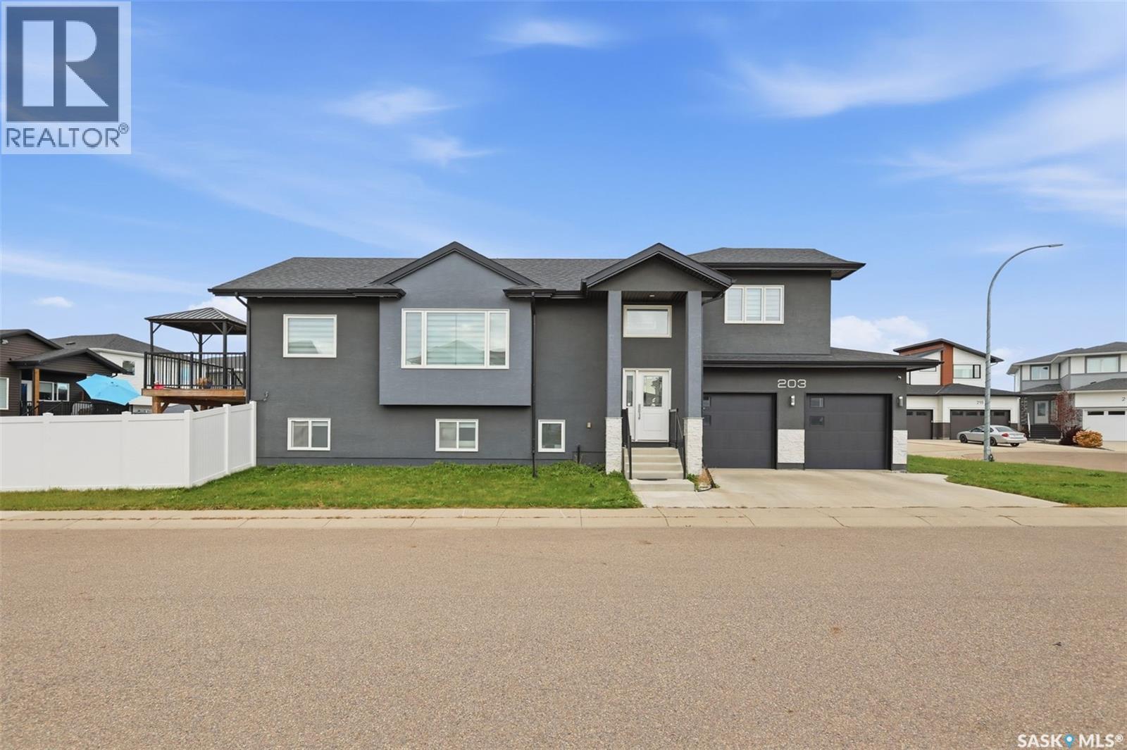 203 Burgess Bay, Saskatoon, Saskatchewan  S7V 0S3 - Photo 1 - SK050465