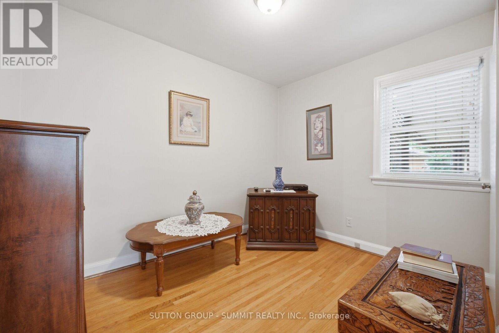 8 Woolton Crescent, Toronto, Ontario  M6M 4K9 - Photo 11 - W13885934