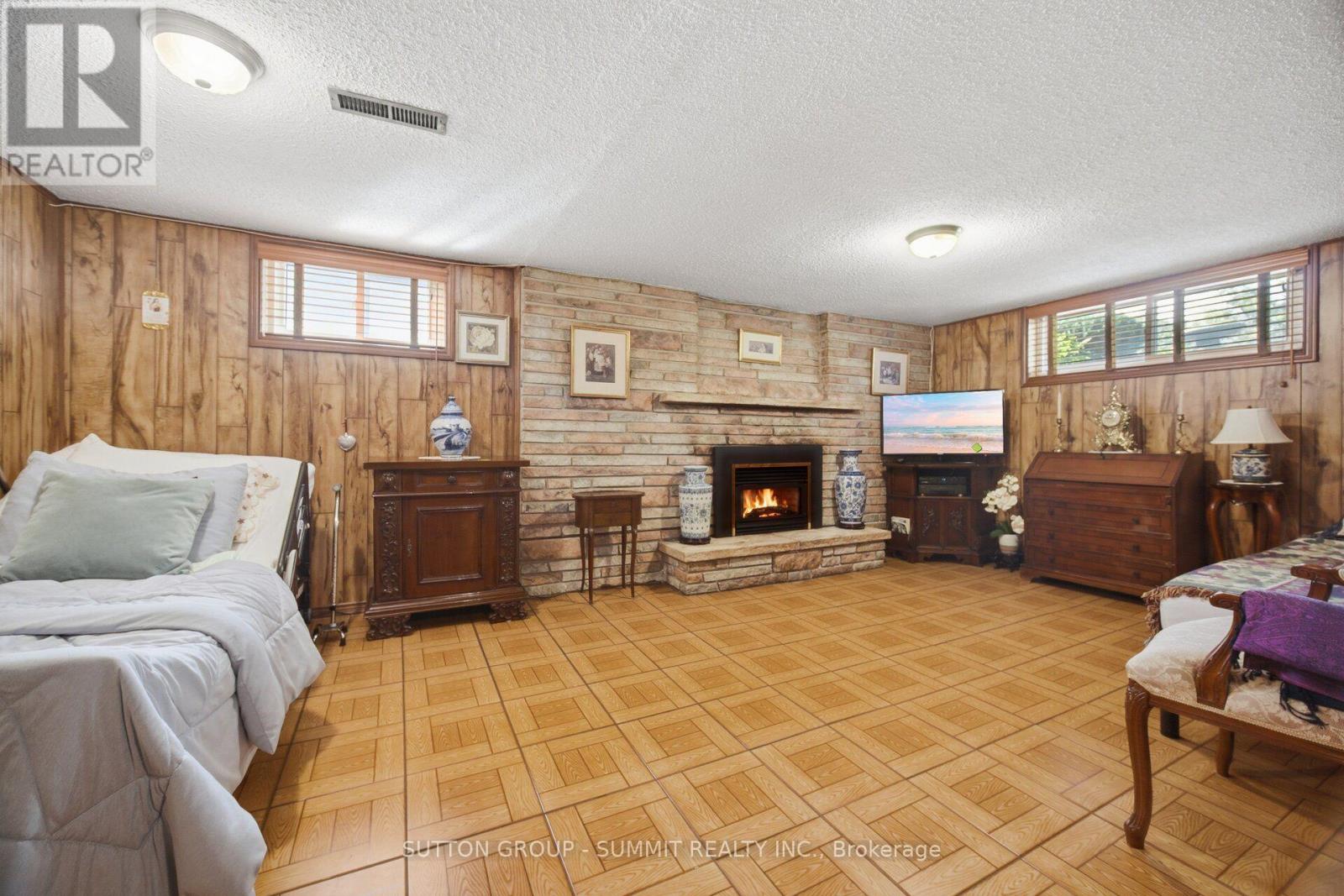 8 Woolton Crescent, Toronto, Ontario  M6M 4K9 - Photo 15 - W13885934