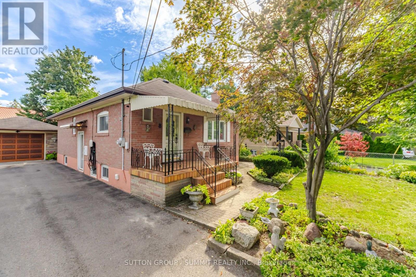 8 Woolton Crescent, Toronto, Ontario  M6M 4K9 - Photo 2 - W13885934