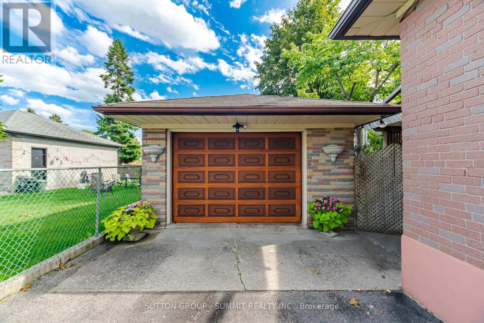 8 Woolton Crescent, Toronto, Ontario  M6M 4K9 - Photo 3 - W13885934