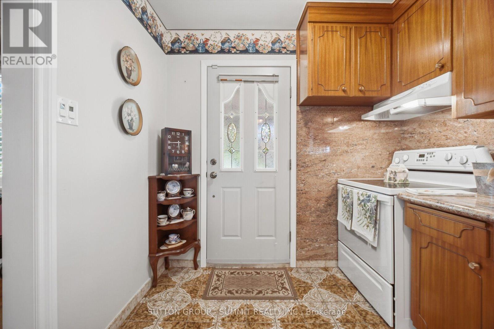 8 Woolton Crescent, Toronto, Ontario  M6M 4K9 - Photo 4 - W13885934