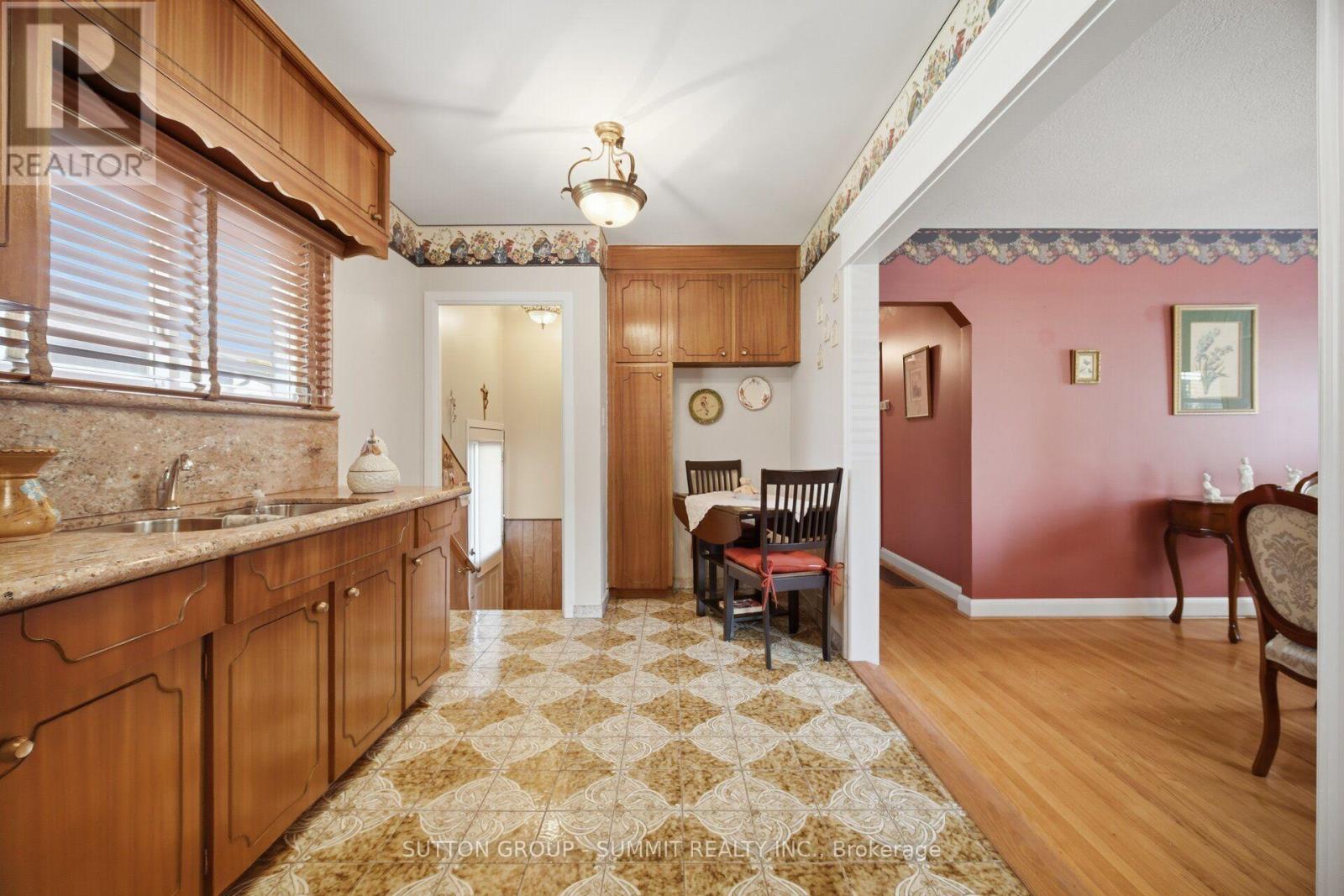 8 Woolton Crescent, Toronto, Ontario  M6M 4K9 - Photo 7 - W13885934