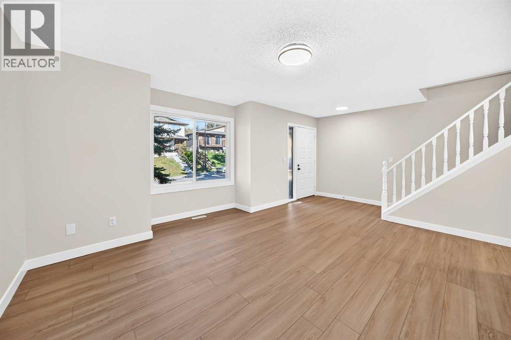 18 Dalhousie Crescent NW, Calgary, Alberta  T3A 2H8 - Photo 4 - A2346621
