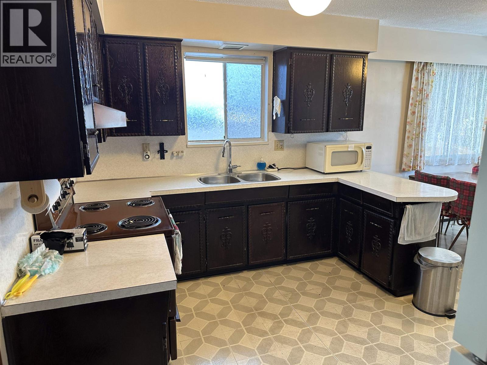 3126 E 20TH AVENUE Vancouver British Columbia Canada V5M2V5 5