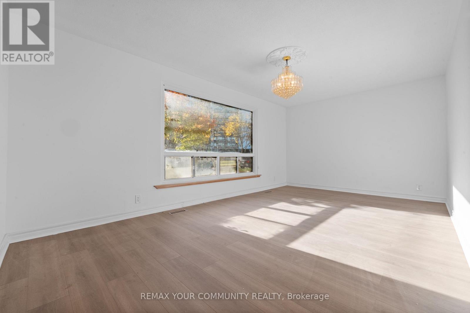 2 Lisburn Crescent, Toronto, Ontario  M2J 2Z5 - Photo 5 - C13885760