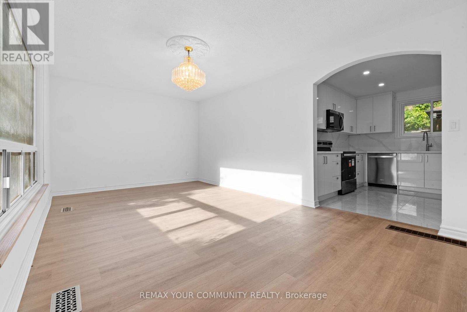 2 Lisburn Crescent, Toronto, Ontario  M2J 2Z5 - Photo 3 - C13885760