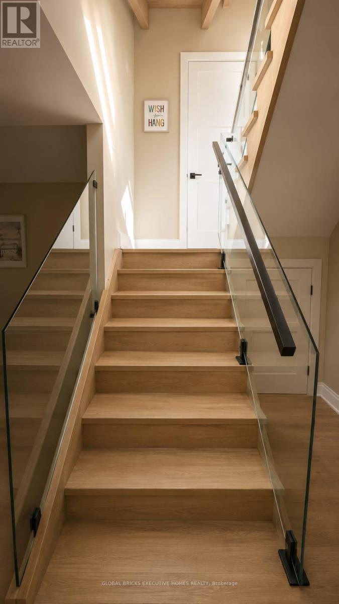 25a Pine Avenue N, Mississauga, Ontario  L5H 2P9 - Photo 7 - W13831026